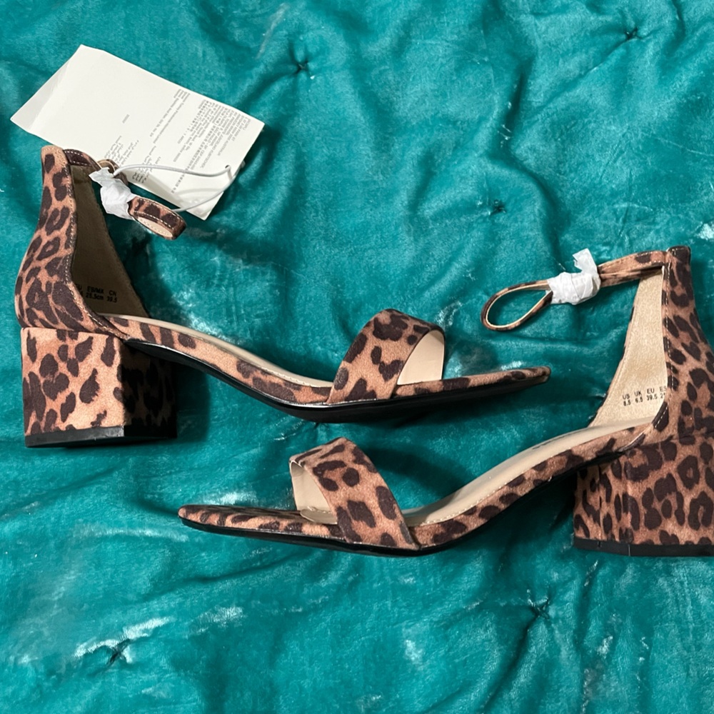 Amazon Essentials Women's Two Strap Leopard Print Heeled Sandal
